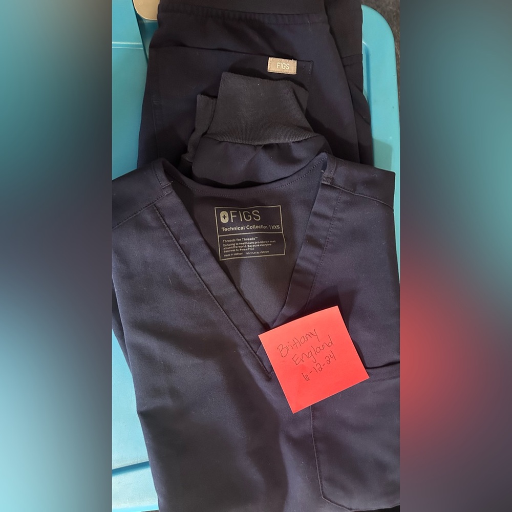 Navy blue figs set.  XXS Catarina one pocket top with XXS Zamora jogger bottoms